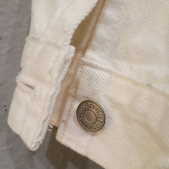 Levi's Women's White Denim Jean Jacket - Picture 6 of 8